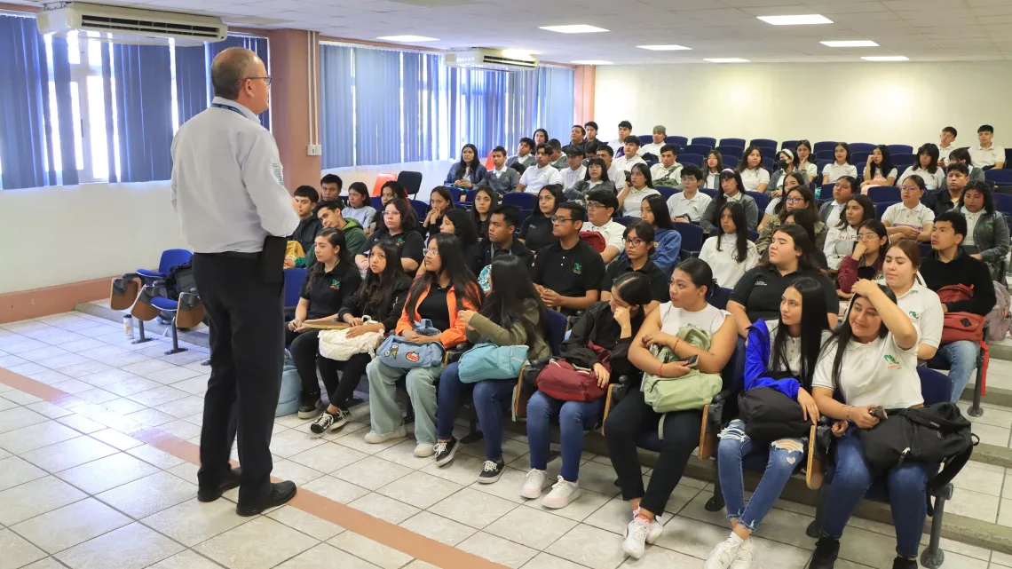 Estudiantes de CECyTEQ realizan estadía pre universitaria en la UTSJR