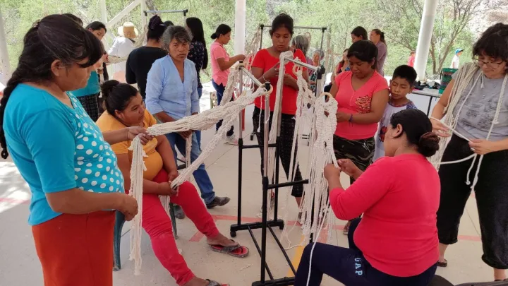 Lleva SEDIF taller de Macramé a mujeres de Peñamiller