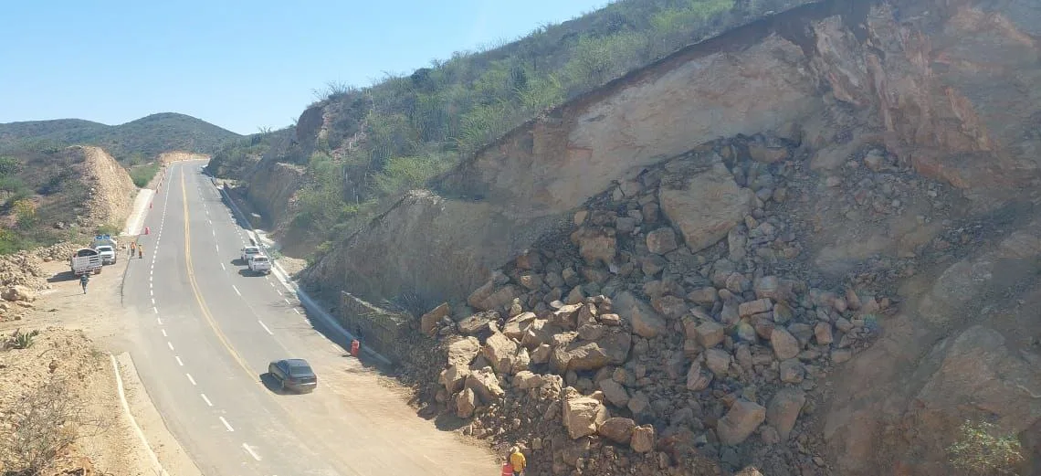 CEI atiende deslave en Carretera Estatal 100