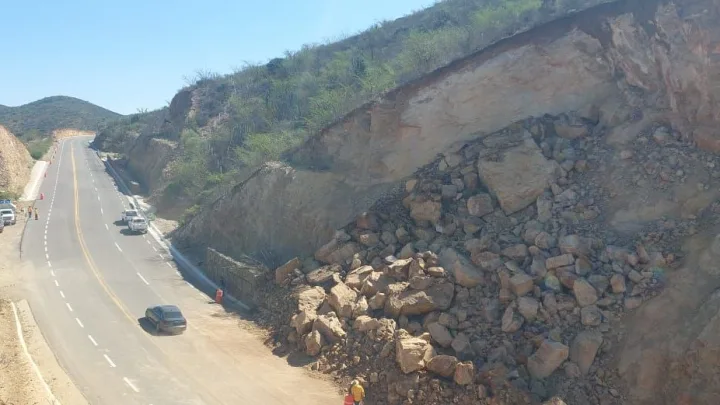 CEI atiende deslave en Carretera Estatal 100