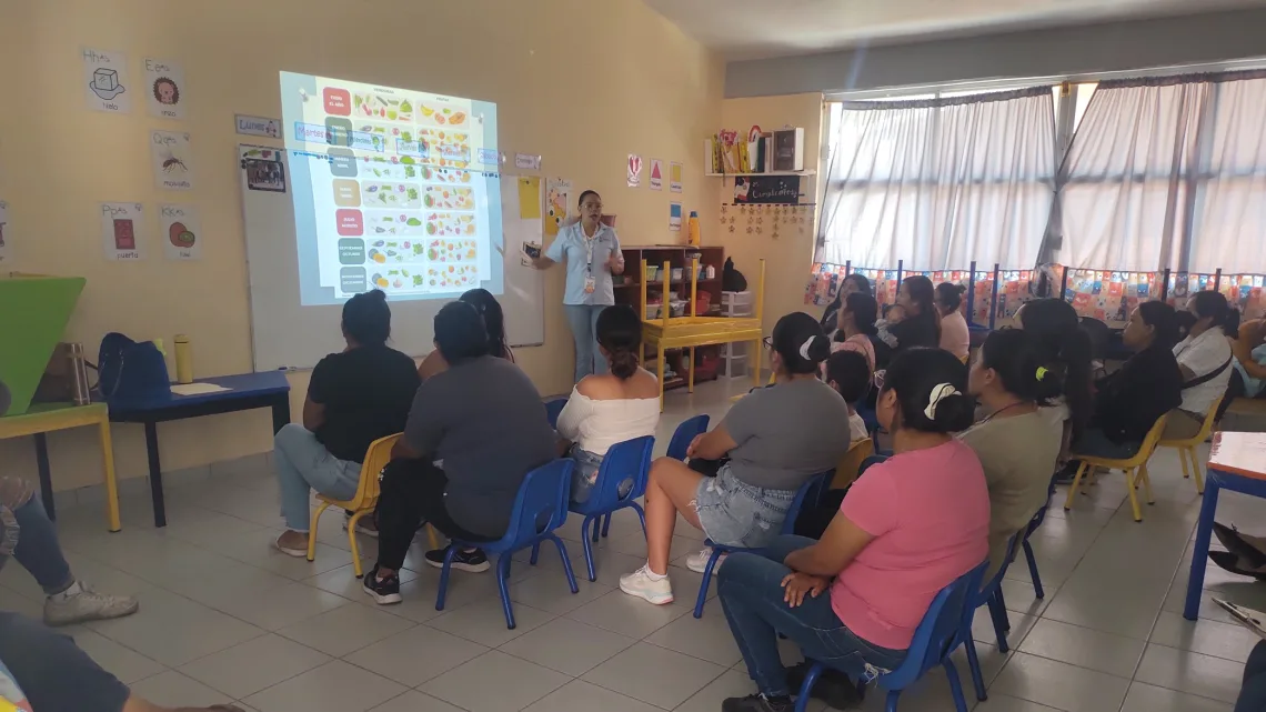 Capacita SESA a madres y padres de familia en elaboración de refrigerio escolar saludable