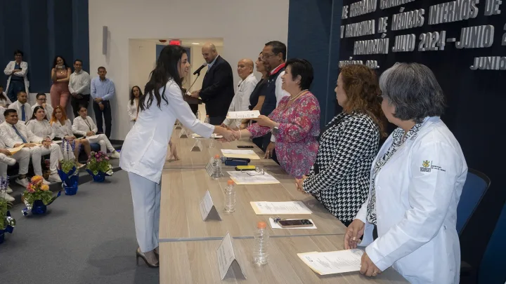 Secretaria de Salud preside ceremonia de Bienvenida y Clausura de Médicos Internos de Pregrado en el HGQ