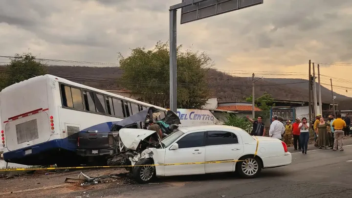 Accidente en carretera México-Nogales deja un muerto y varios heridos   