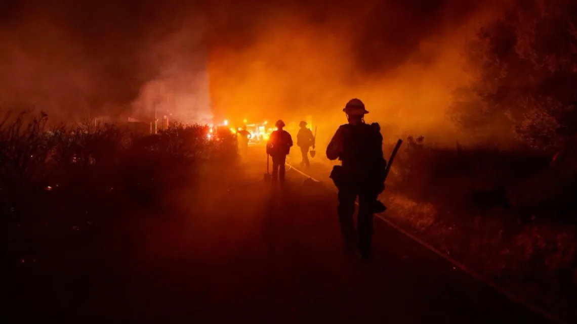 Incendio Forestal Descontrolado Evacua a Más de Mil Personas en Los Ángeles