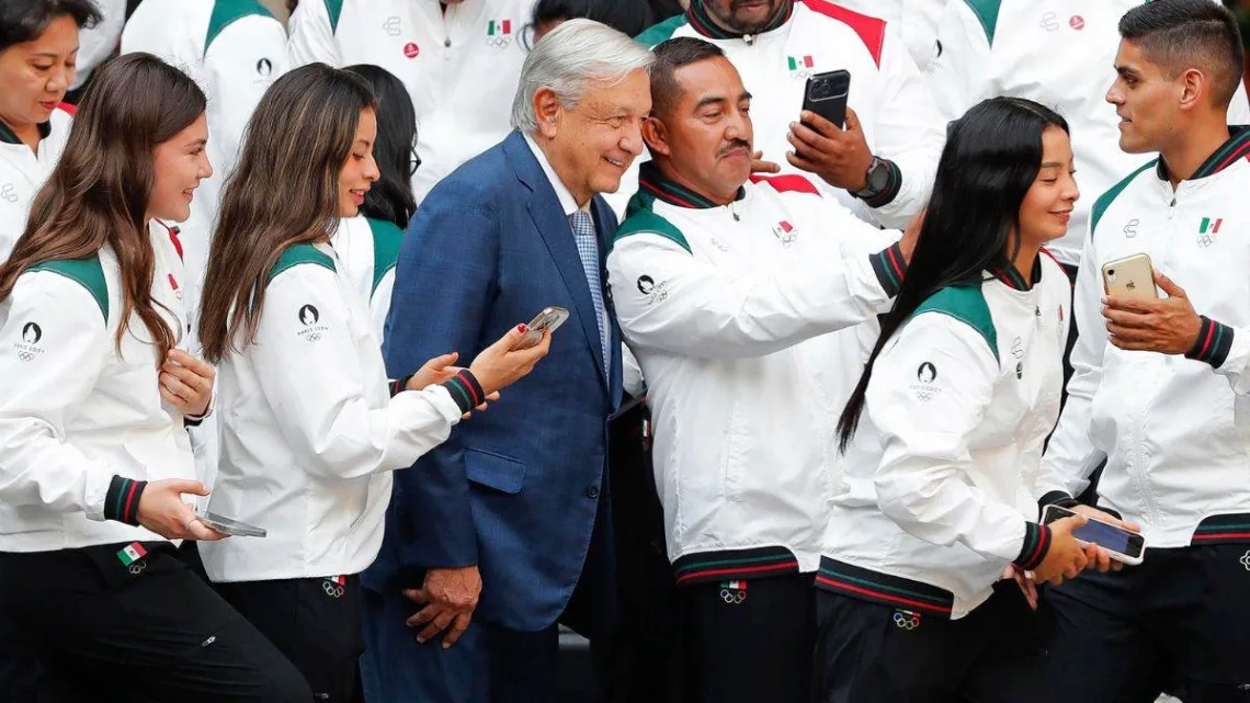 Emotiva ceremonia: México abandera su delegación para París 2024