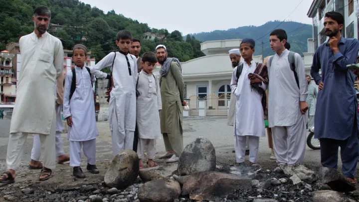 Turba Tortura y Quema Vivo a Hombre Acusado de Blasfemia en Pakistán