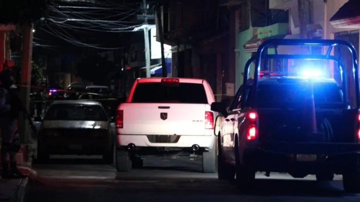 Hallan dos cuerpos calcinados en vehículo en llamas en Guanajuato