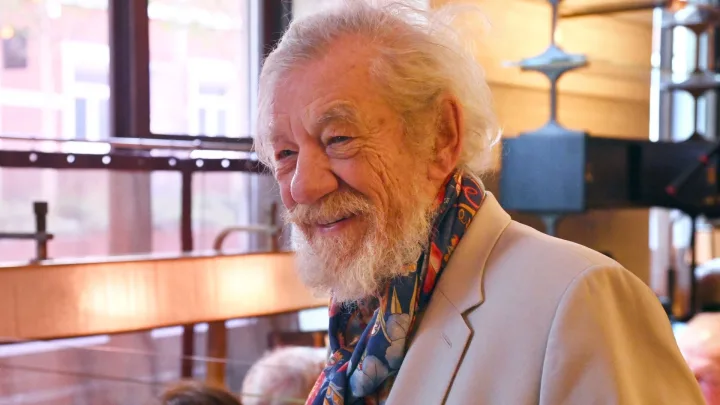 Ian McKellen hospitalizado tras caída en el escenario