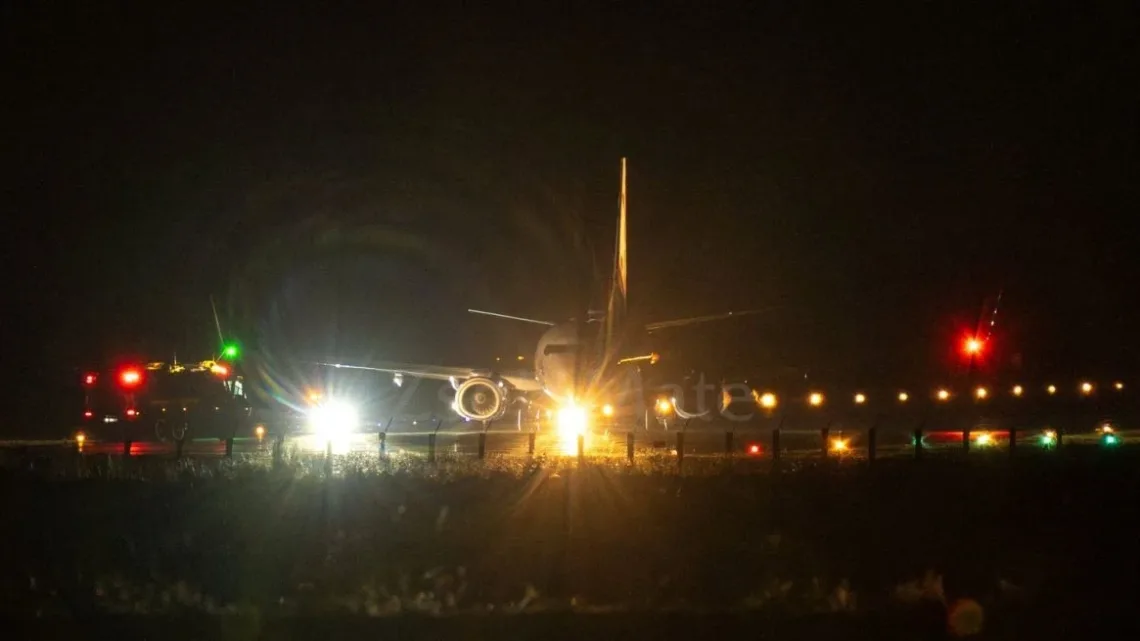 Incidente aéreo: Boeing 737-800 se incendia tras colisión con ave en Nueva Zelanda   