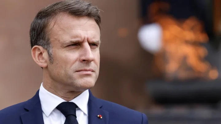 Macron Lanza Campaña Electoral en Francia: Apuesta por el Centro y Critica Extremos