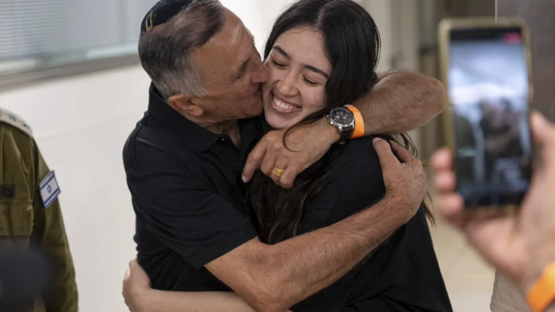 Ex rehén de Hamas hace un llamamiento a la paz tras su liberación