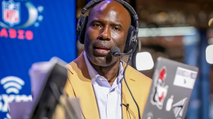 Terrell Davis demanda a aerolínea tras incidente con azafata