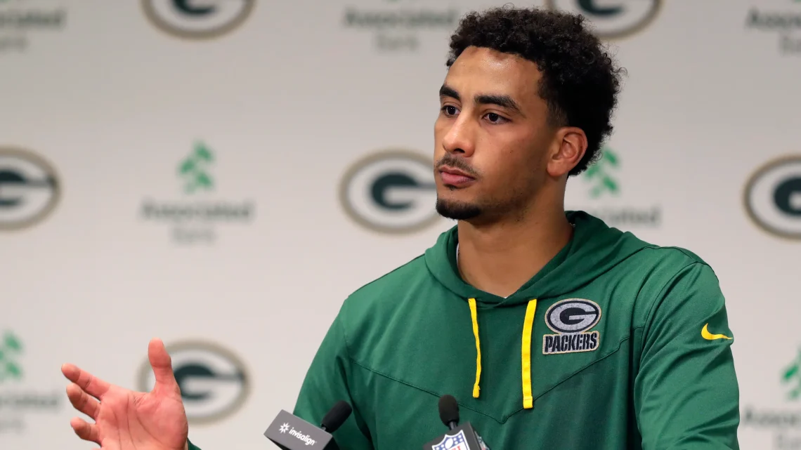 Jordan Love demanda nuevo contrato y se ausenta del campo de entrenamiento