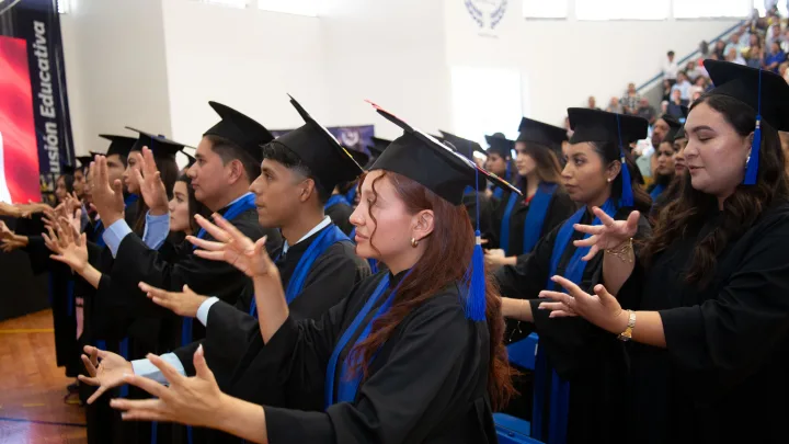 Se gradúan 170 estudiantes de licenciaturas vespertinas de la CBENEQ