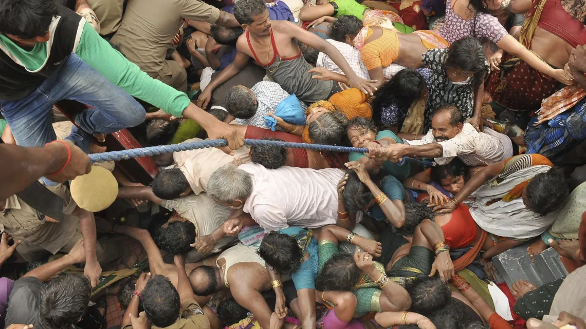 Tragedia en India: Estampida en evento religioso deja al menos 60 muertos
