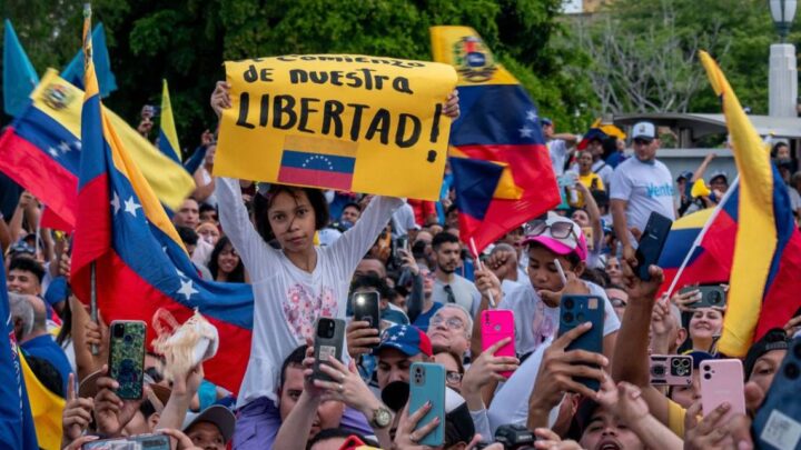 Venezuela cierra la campaña electoral con un duelo en la calle y en las redes sociales