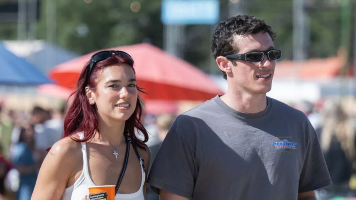 Dua Lipa hace oficial su romance con Callum Turner en Instagram
