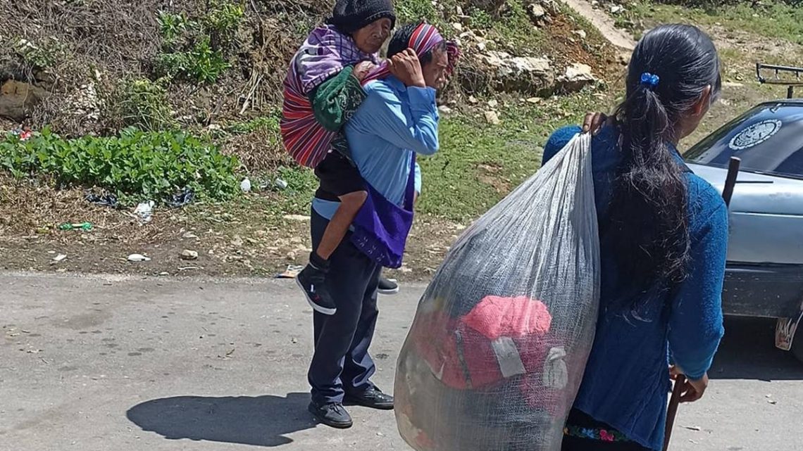 Bloqueo en Oxchuc Obliga a Cargar a Enfermos para Atención Médica