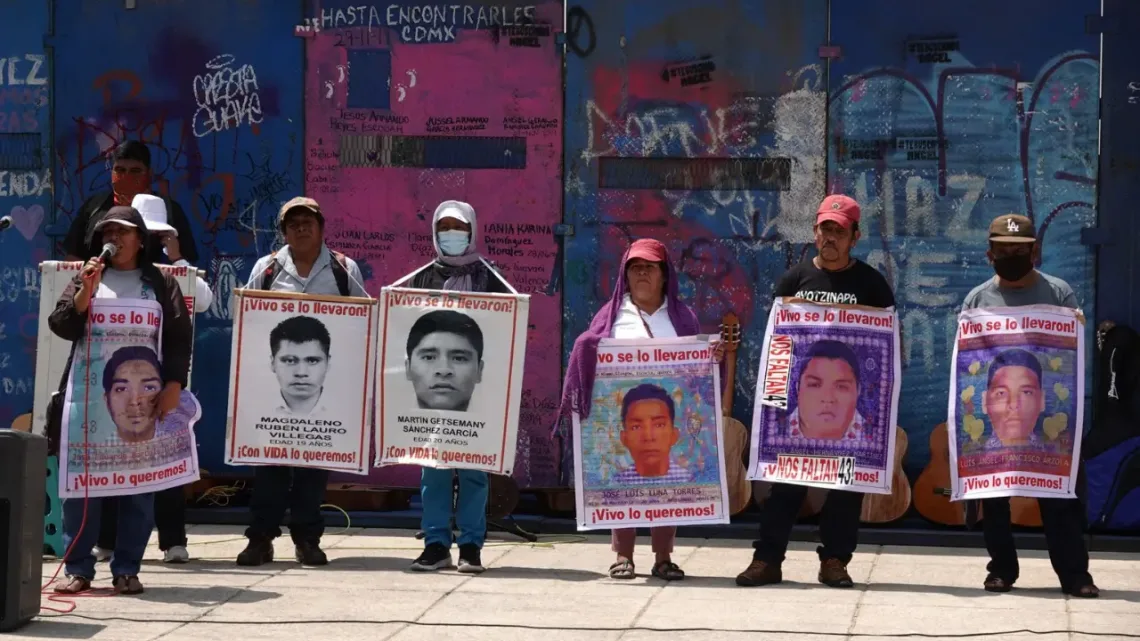 Padres de los 43 de Ayotzinapa se Reunirán con Sheinbaum
