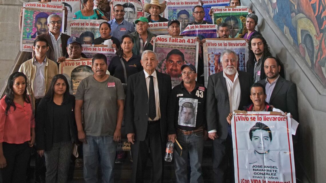 López Obrador Promete Transparencia a Familias de Ayotzinapa