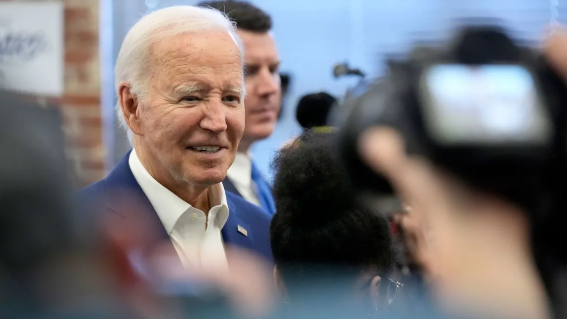 Biden reafirma su candidatura presidencial en medio de críticas