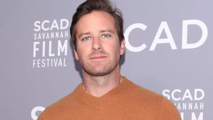 Armie Hammer admite que marcó a su exnovia Paige Lorenze con un cuchillo