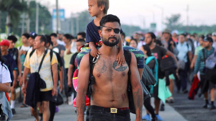 Caravana migrante avanza hacia el centro del país