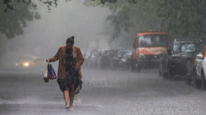 Ondas tropicales traen lluvias intensas a México