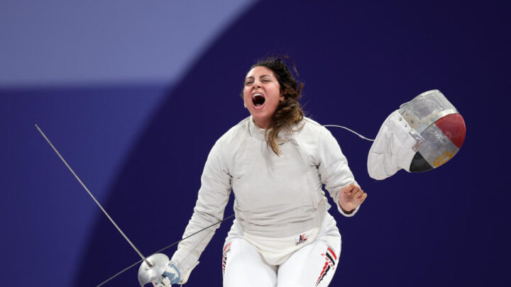 Esgrimista egipcia hace historia en París 2024 con siete meses de embarazo