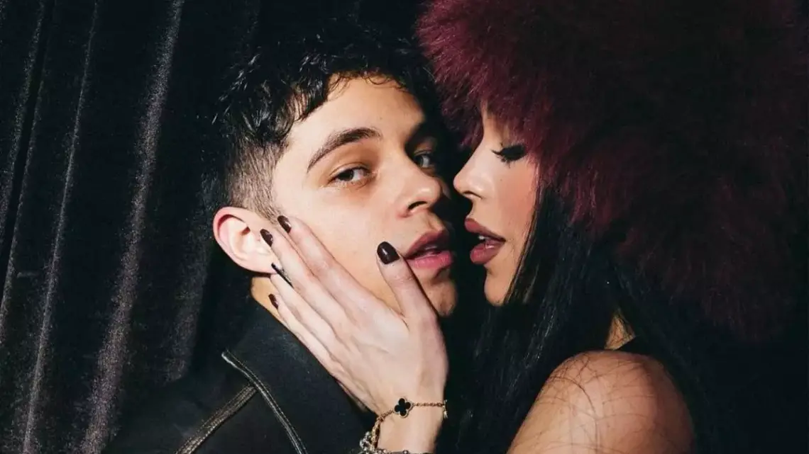 Alex Hoyer apoya a Danna Paola y su beso en el escenario