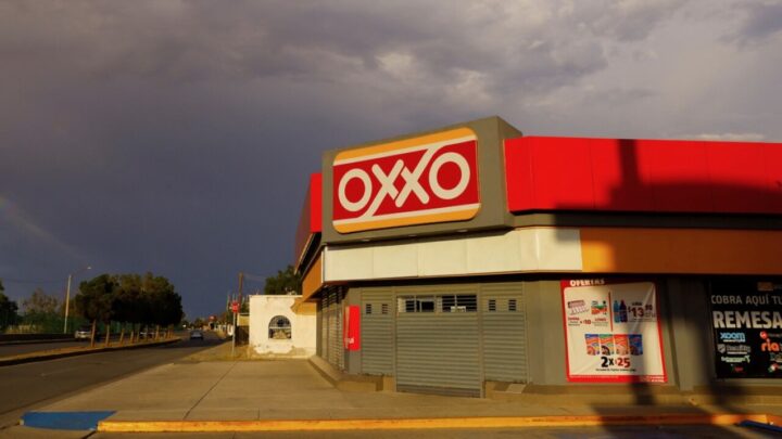 Oxxos en Nuevo Laredo Suspenden Operaciones por Violencia