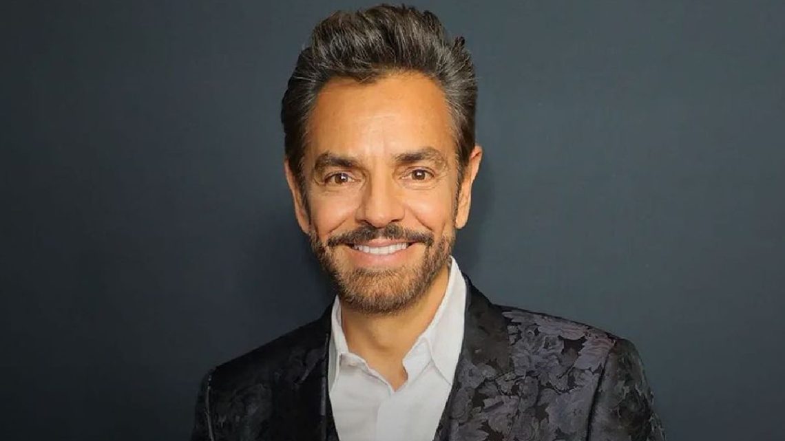 Eugenio Derbez visita su estatua en Acapulco por primera vez