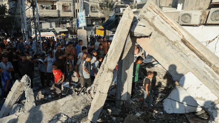 Bombardeo en Gaza deja 16 muertos en escuela de desplazados