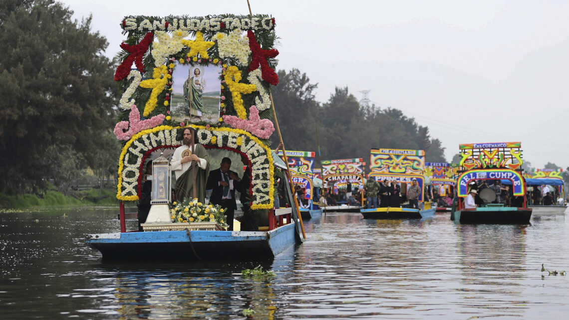 La Reliquia de San Judas Tadeo Navega por Xochimilco en Trajineras