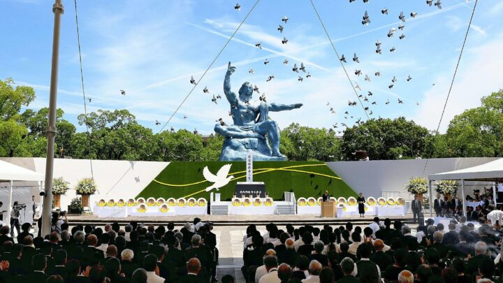 Nagasaki recuerda el aniversario de la bomba atómica en medio de la controversia
