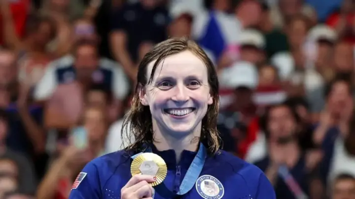 Katie Ledecky Logra su Medalla Olímpica Número 13 y Establece un Nuevo Récord