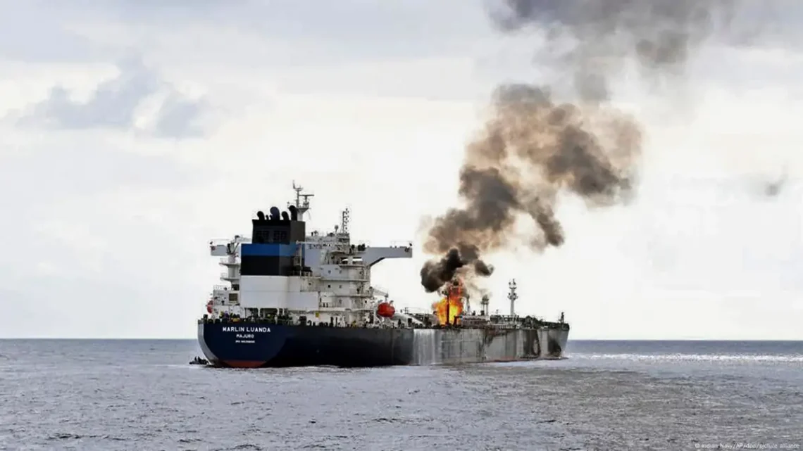Cuatro proyectiles impactan contra un buque en el Mar Rojo y lo dejan a la deriva