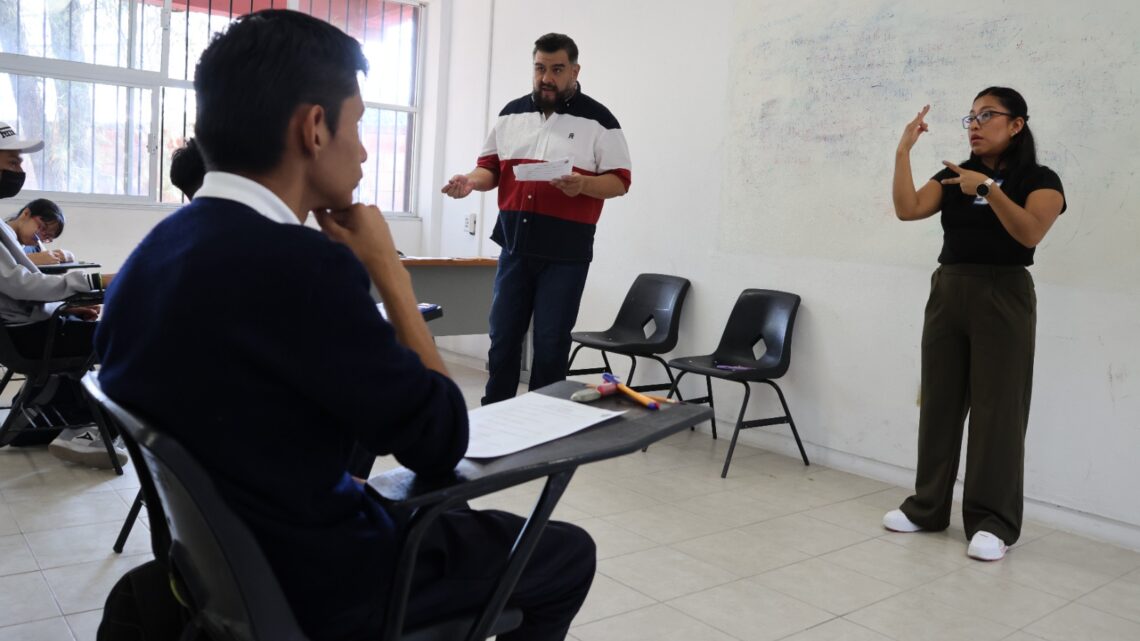 Convocan SEDEQ y COPARMEX a postular por becas