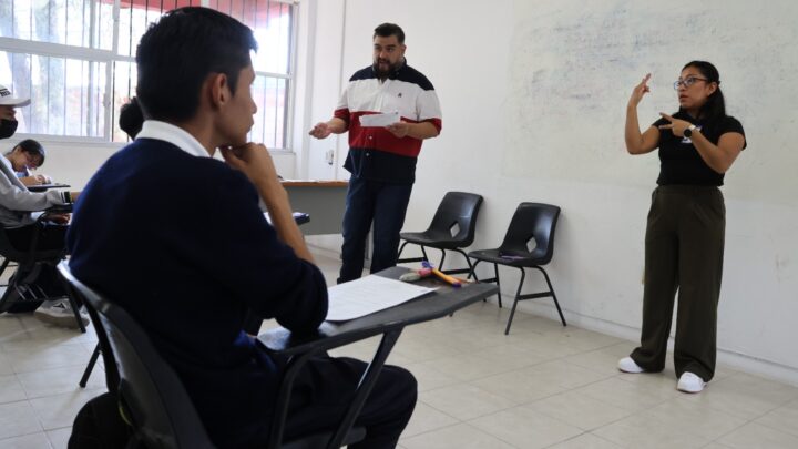 Convocan SEDEQ y COPARMEX a postular por becas