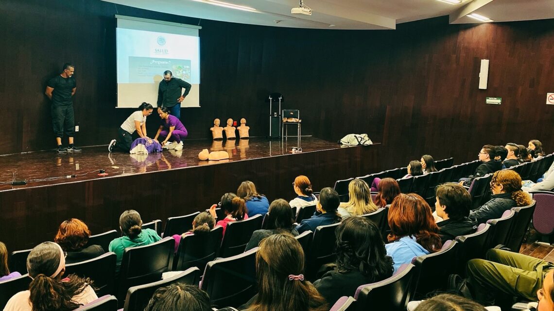 Capacita SESA a pasantes en Servicio Social de Odontología
