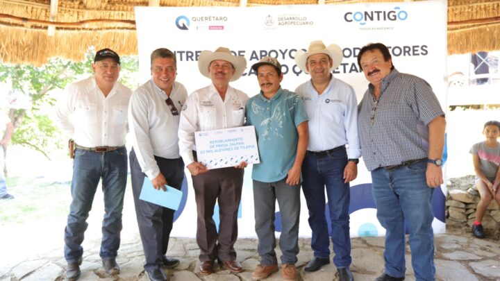 Entrega titular de SEDEA alevines para repoblar la presa Jalpan
