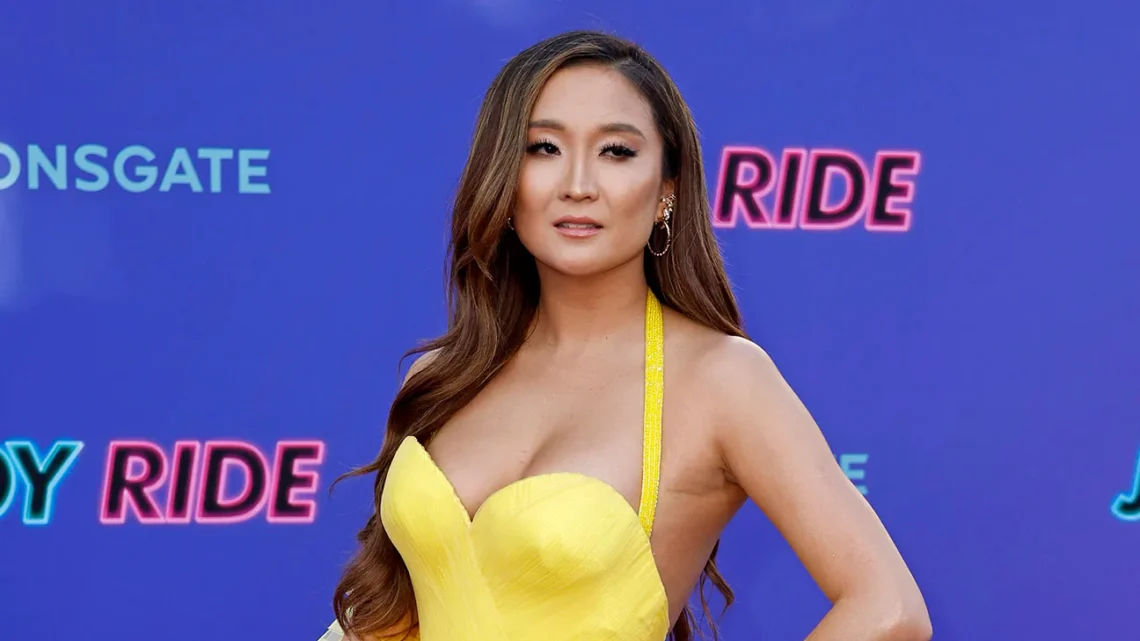 Ashley Park Habla de su Lucha Contra la Leucemia y su Regreso a ‘Emily in Paris’
