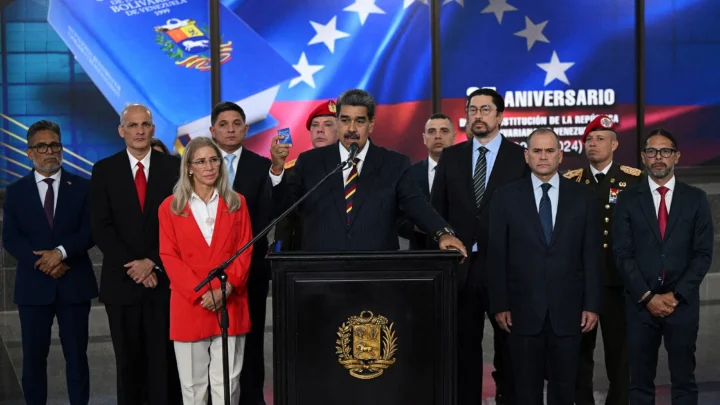Maduro rechaza propuestas de negociación y asilo, reafirma su posición en el poder
