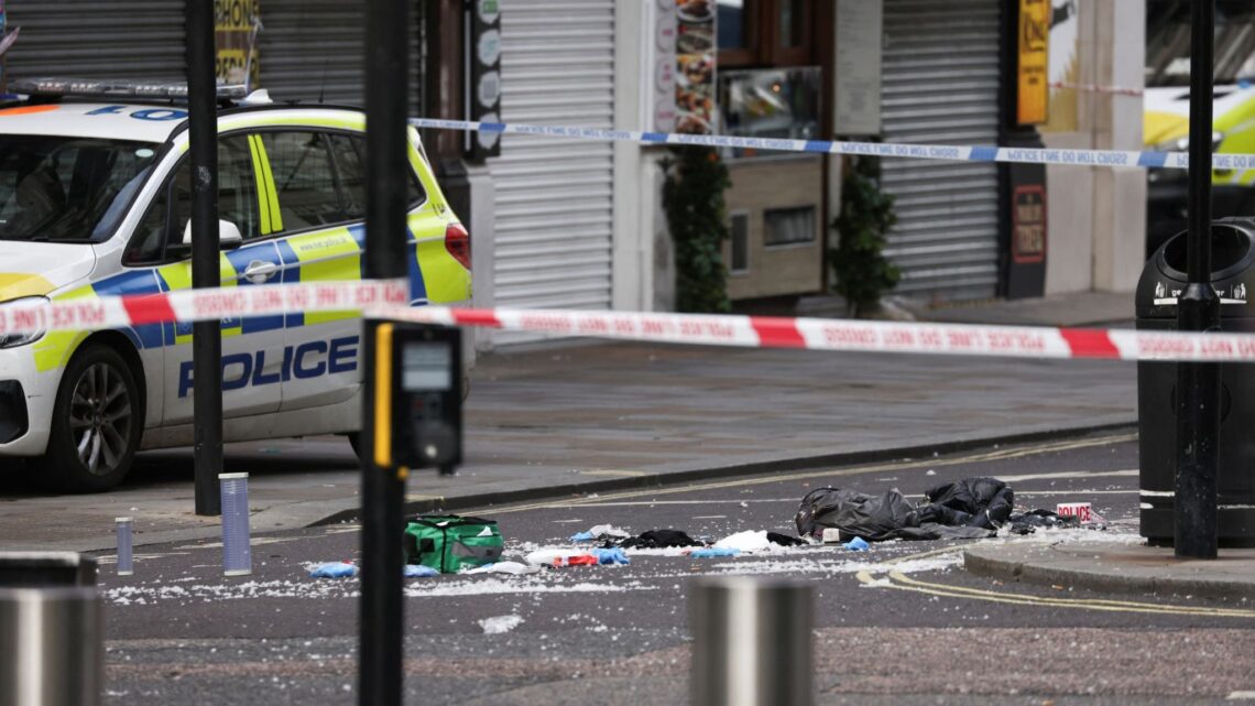 Hombre es Detenido Tras Apuñalar a Niña y Mujer en Leicester Square