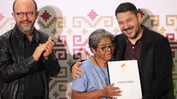 Tras 39 años de lucha costureras reciben escrituras de su predio