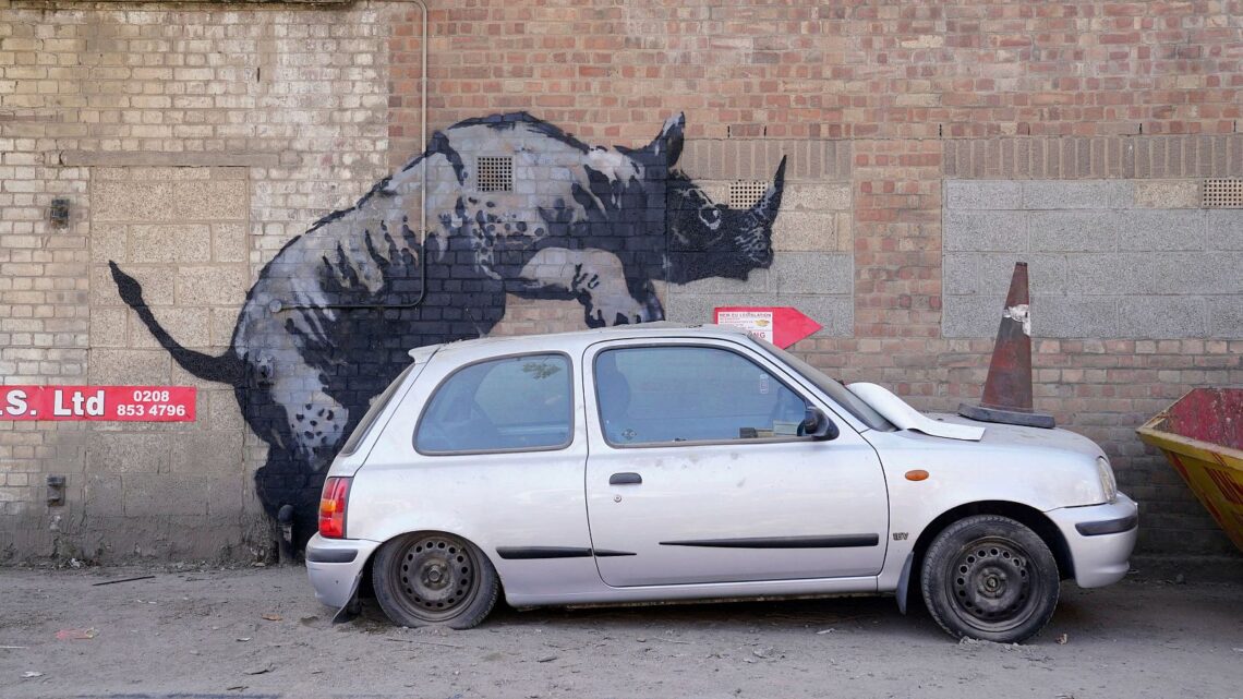 Banksy Revela Nuevo Arte de Rinoceronte en Colección Animal en Londres