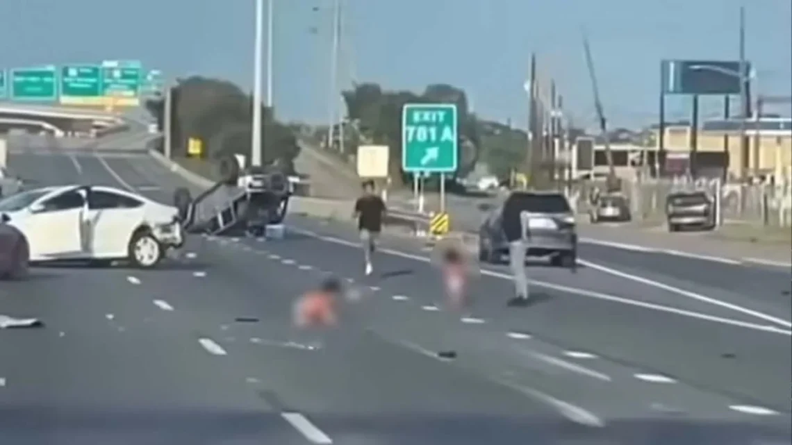 Dos Niños Ilesos Tras Salir Despedidos de un Vehículo en Texas