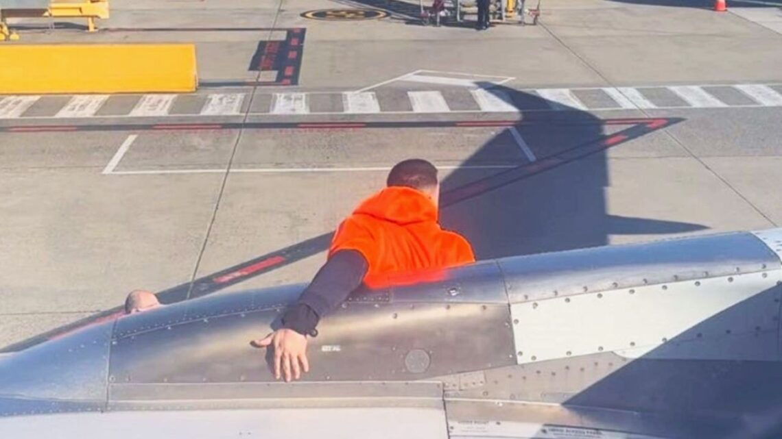 Pasajero desciende por el ala de un avión y es arrestado en Melbourne