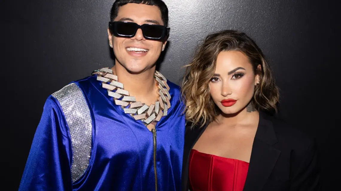 Demi Lovato se Une a Grupo Firme para Estrenar ‘Chula’ en Vivo