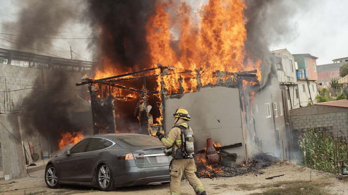 Tesla se Incendia Tras Conexión Ilegal en Tijuana; Casa También Afectada